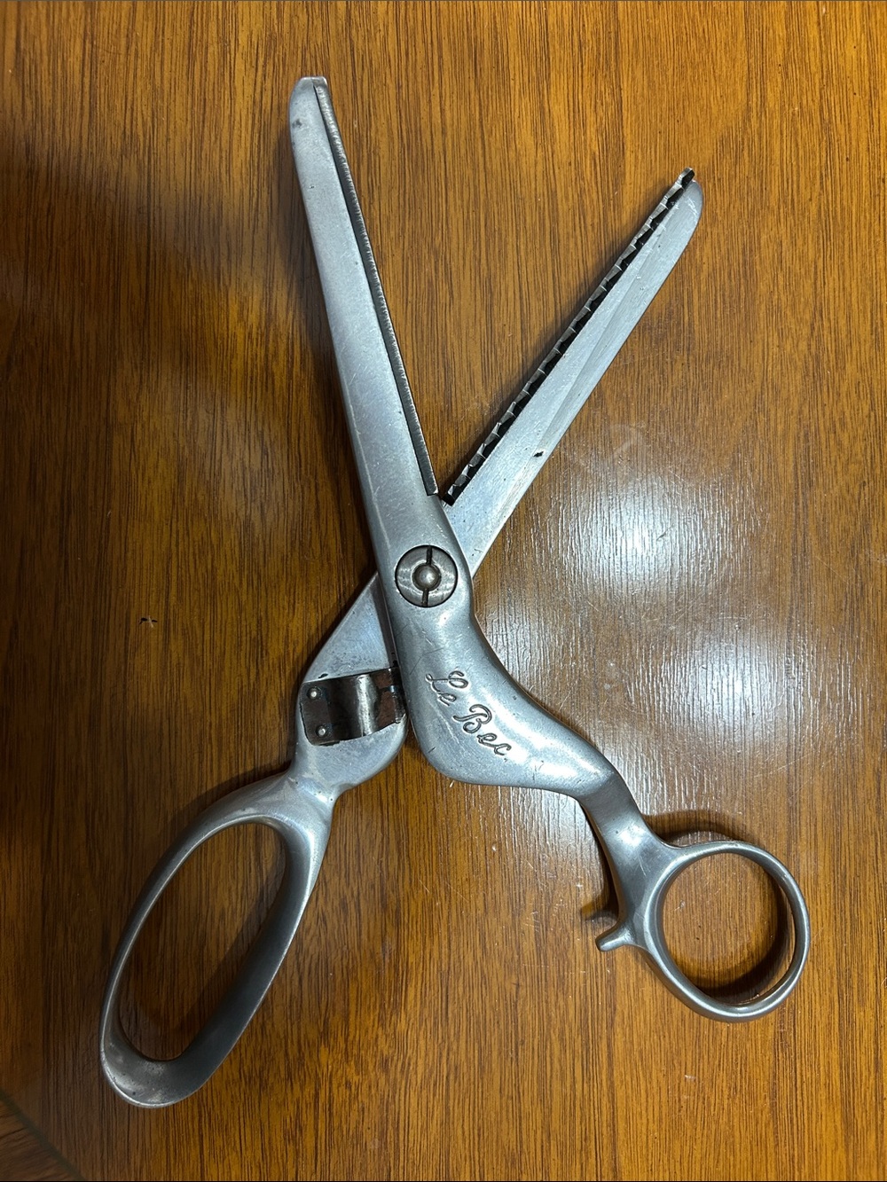 Vintage LeBec 10" right handed pinking shears with 4"
cutting surface